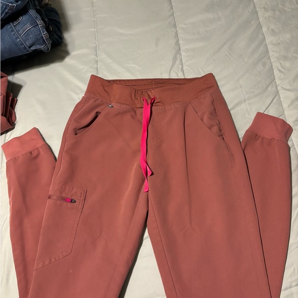 Top is the Catarina one pocket in size XXS pants are the Zamora joggers XS/Tall - Picture 3 of 3